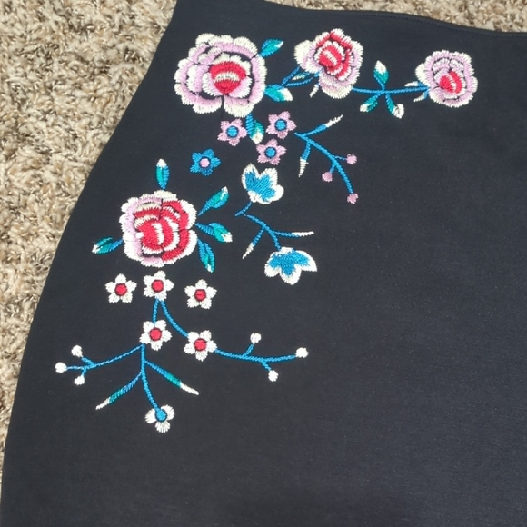 Express black floral embroidered mini skirt - Picture 2 of 8
